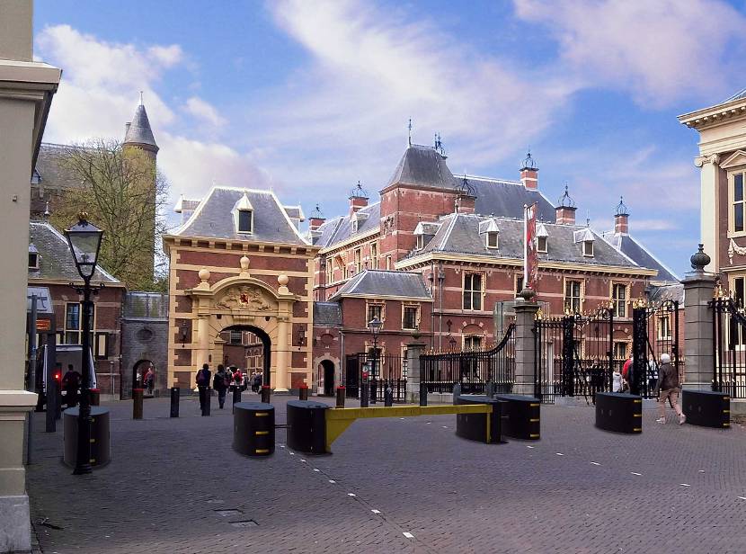 Bollards op het Binnenhof in Den Haag
