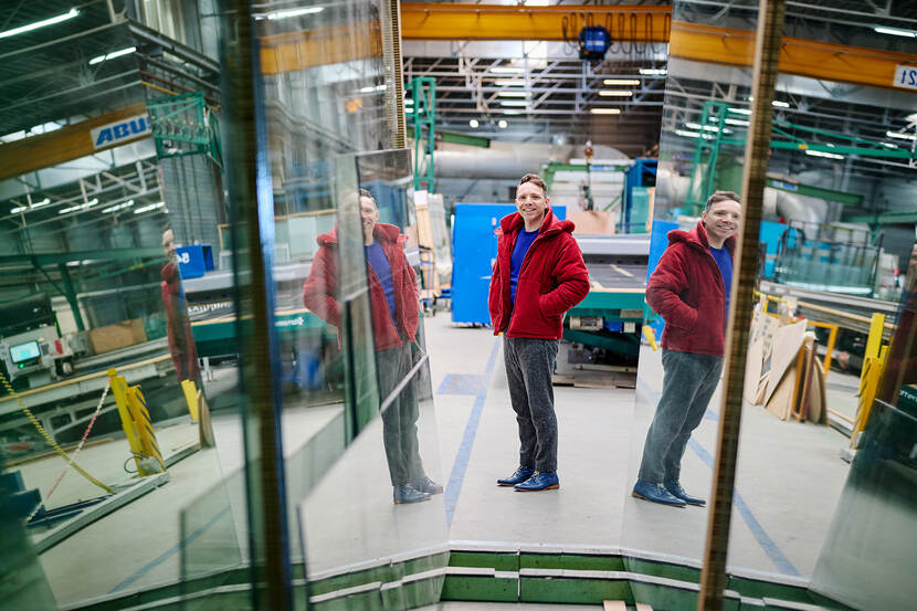Rutger Snoek is op bezoek bij een glasfabriek.