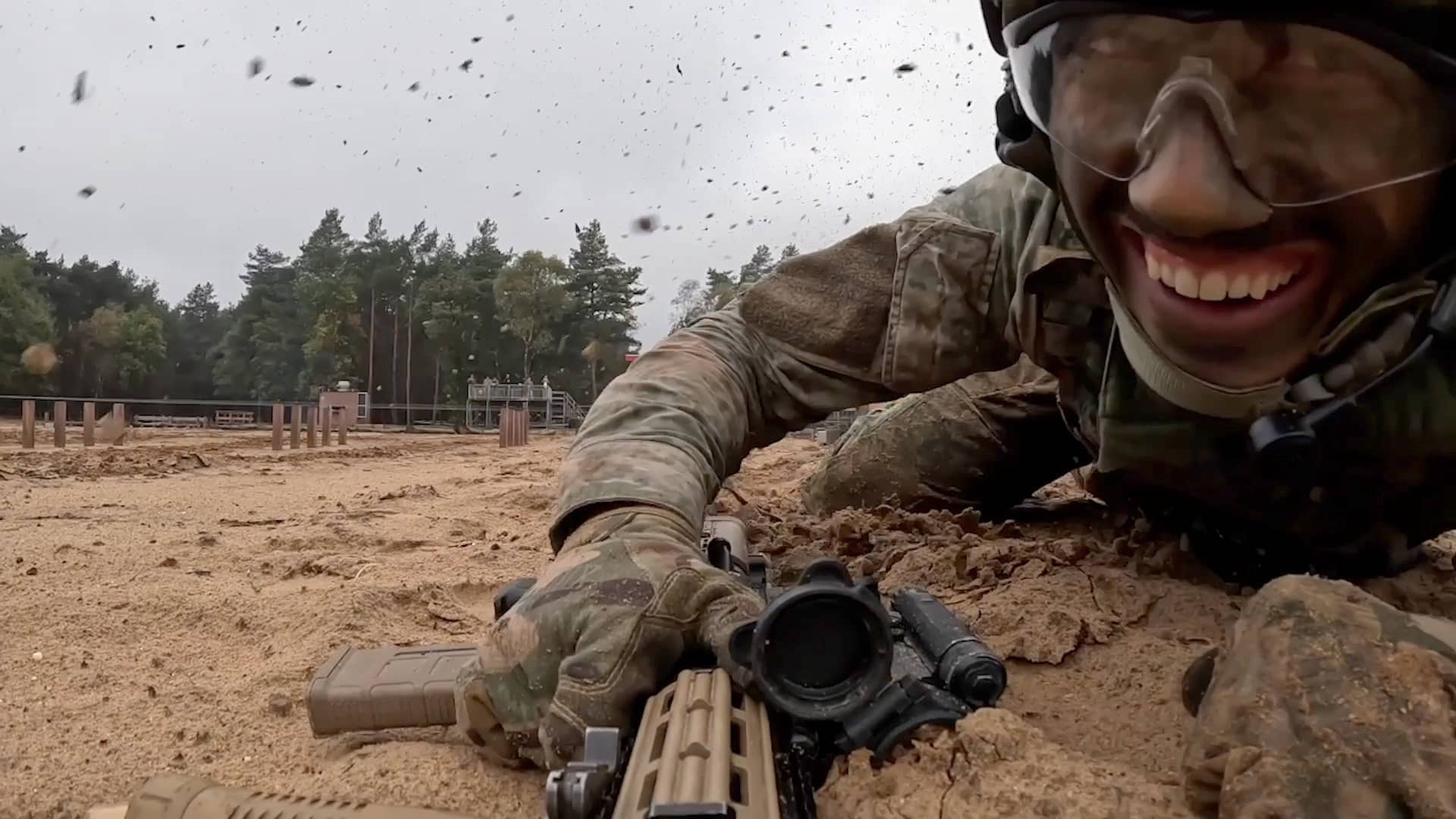 De oefenschietbaan bestaat uit verschillende obstakels in een groot oppervlakte van zand, middenin de natuur.
