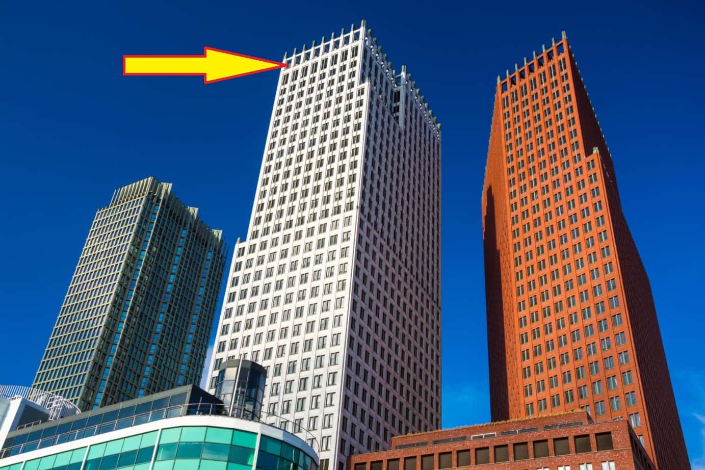 Torens van de Turfmarkt 147 met pijl waar nestkast op 37e verdieping staat