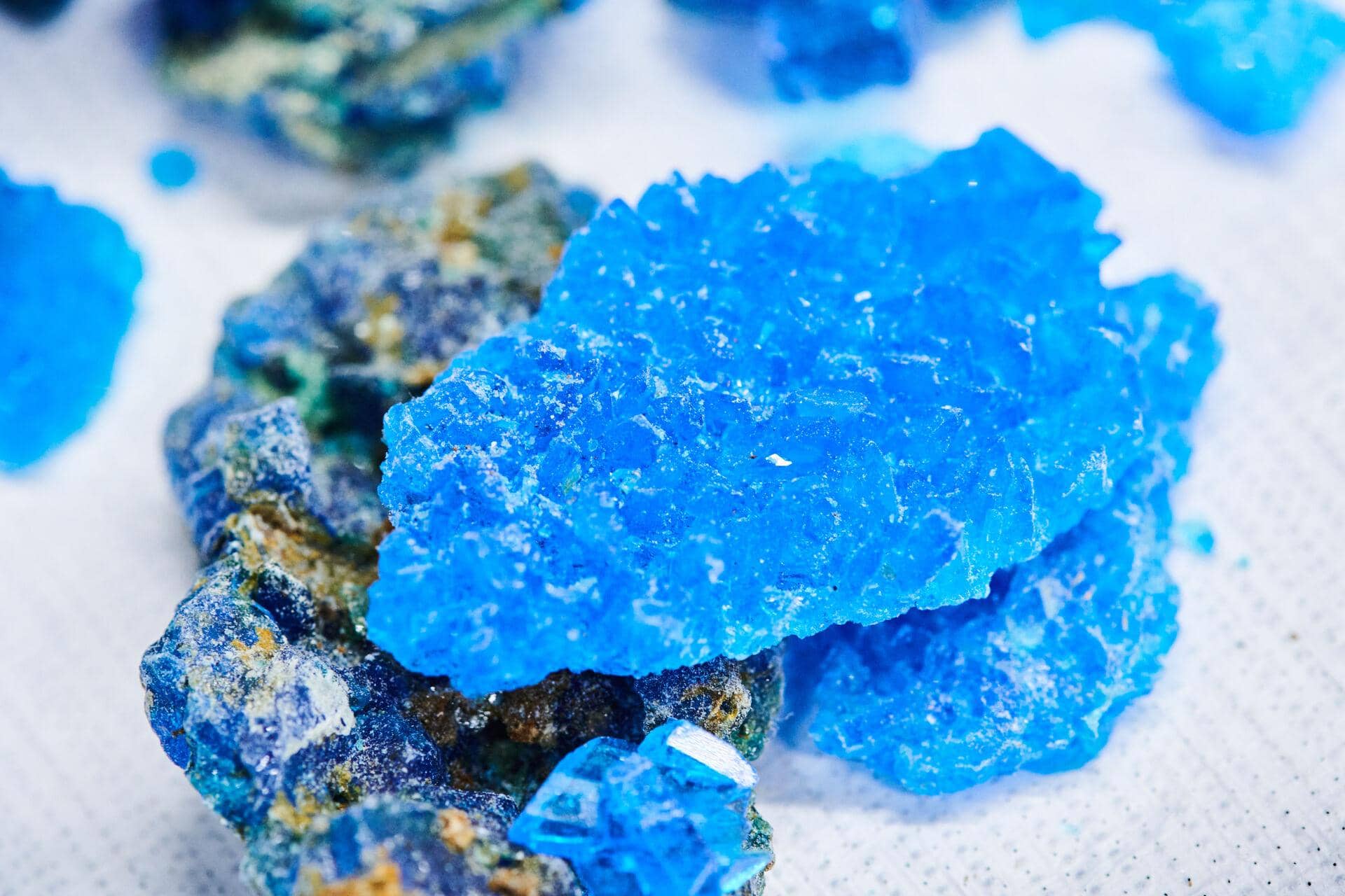 Losgerakte kristallen kunstwerk Untitled door Roger Hiorns