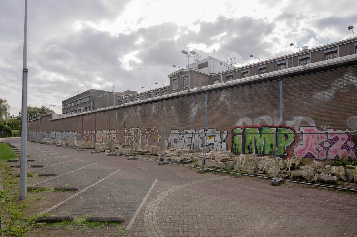 Parkeerplaatsen Pieter Baan Centrum, groene oever