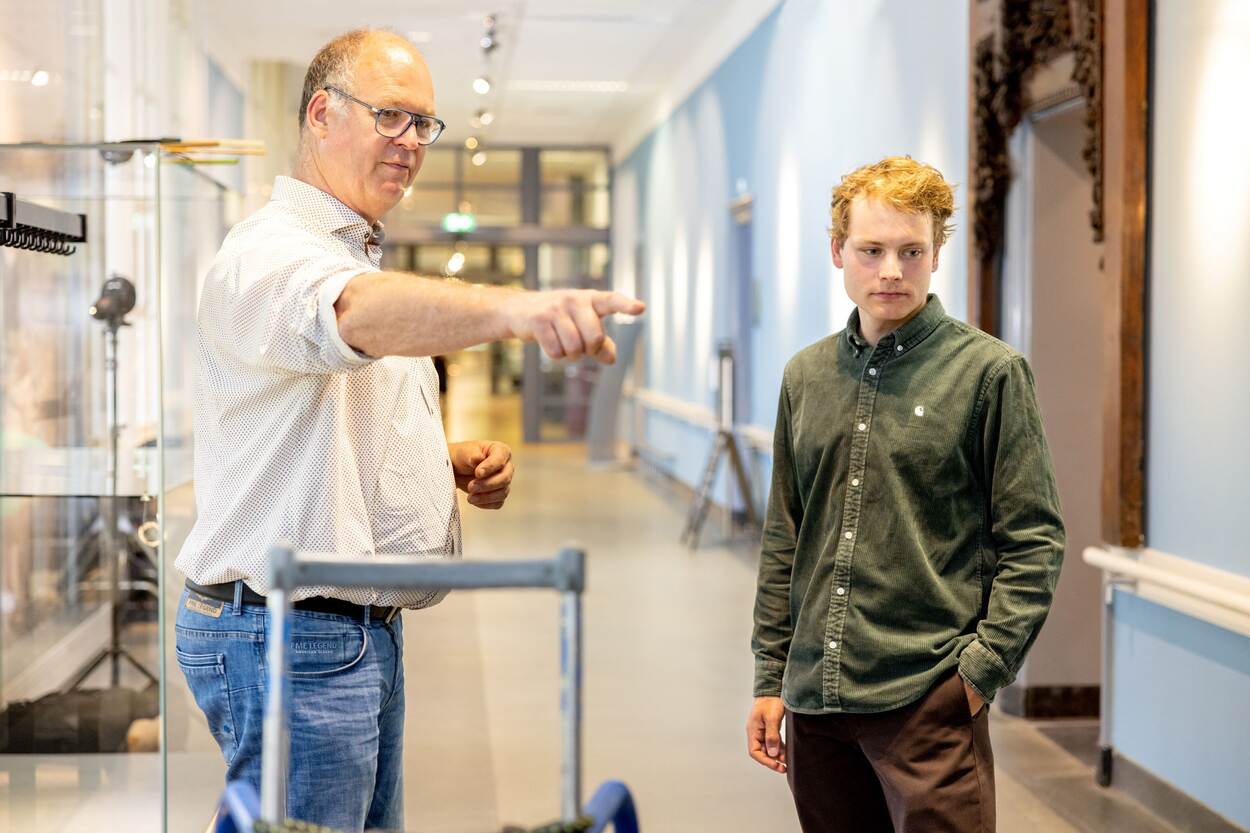 Begeleider Johan Kuipers legt iets uit aan trainee van het Rijksvastgoedbedrijf, Daan Geels