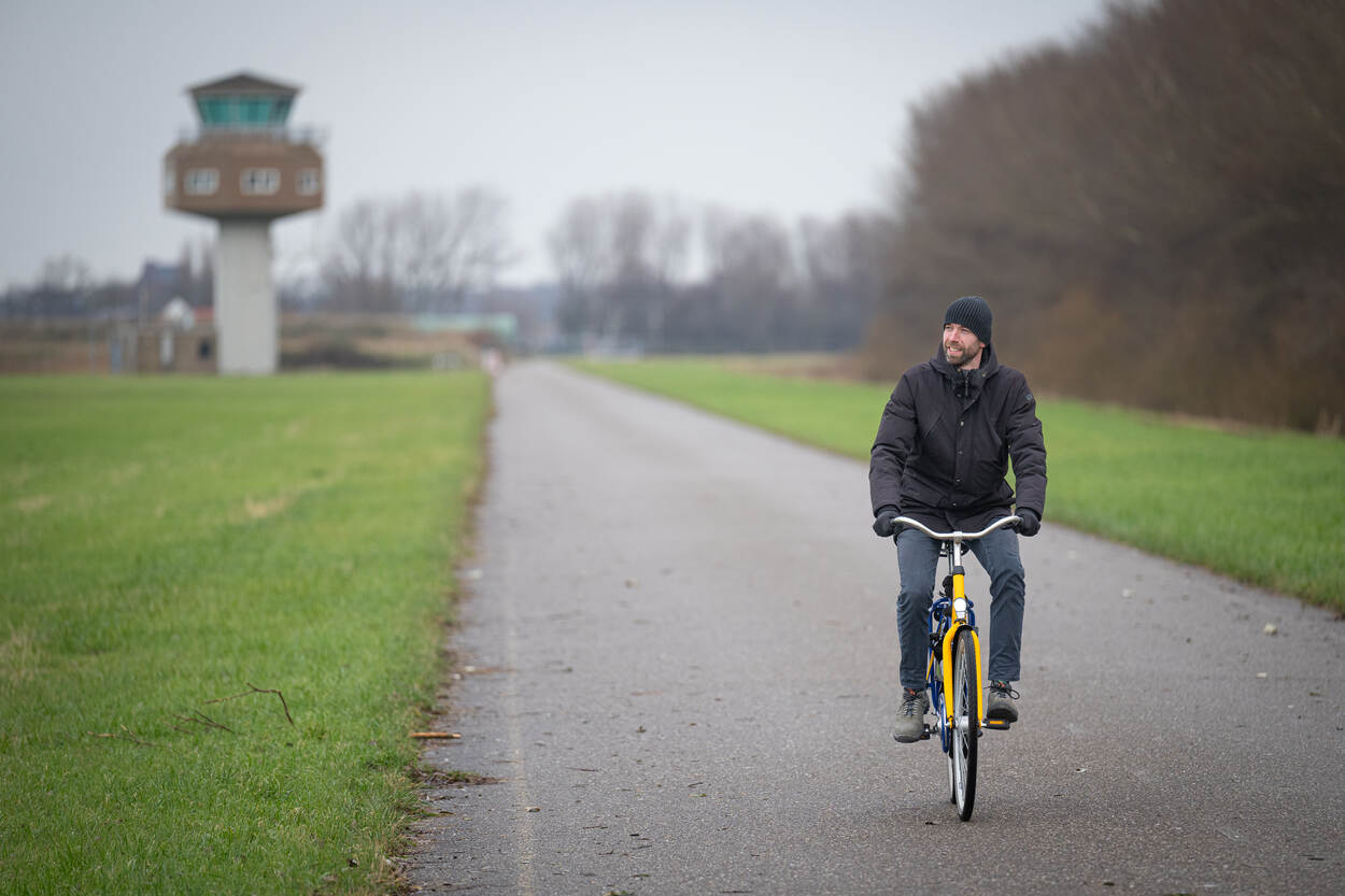 Jille Koop fietst over het terrein van voormalig vliegkamp Valkenburg