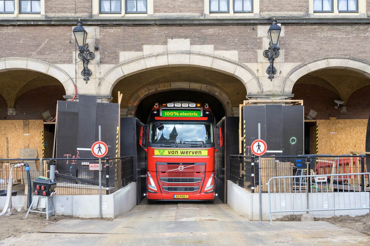 Elektrische vrachtauto door Stadhouderspoort Binnenhof