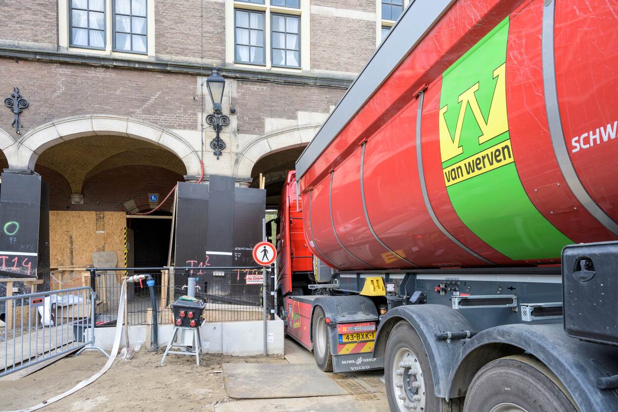 Elektrische vrachtauto door Stadhouderspoort Binnenhof