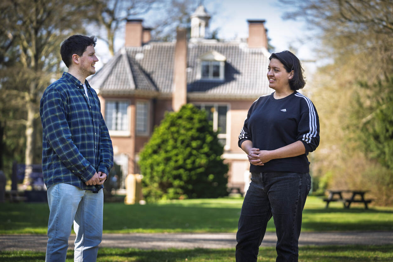 Mik Veldman en Lynn van Rijnsoever zijn met elkaar in gesprek in het park bij Villa Den Engh.