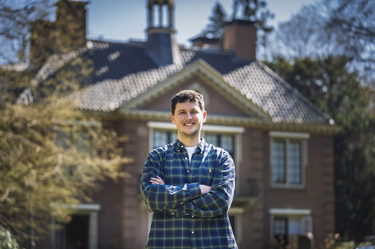 Mik Veldman, monumentadviseur van het RVB is op bezoek bij Villa Den Engh.