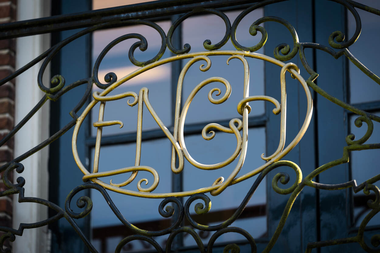 Het balkon is voorzien van een hekje met daarop in gouden letters verwerkt: "Engh".