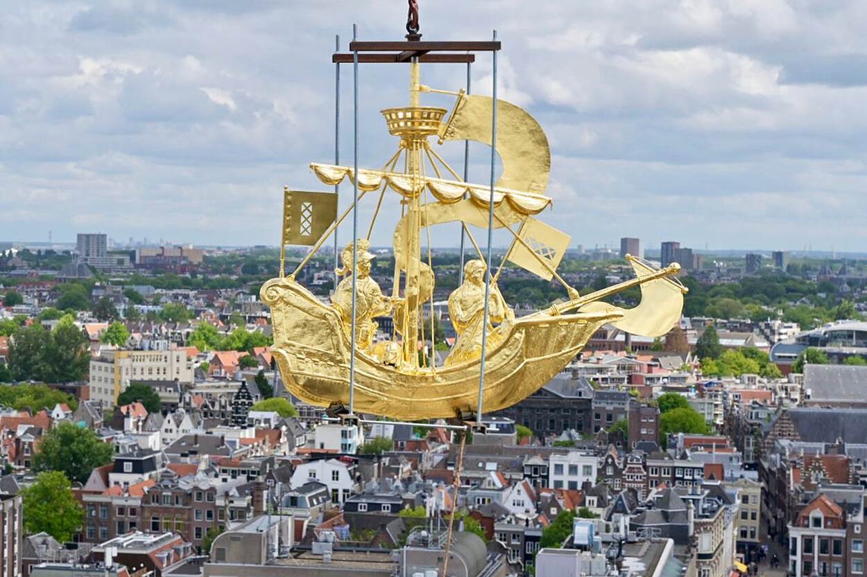 De gouden windvaan in de vorm van een schip van het Paleis op de Dam