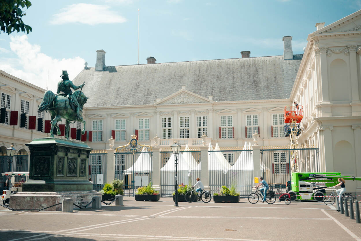 De prachtige witte en klassieke voorgevel van Paleis Noordeinde