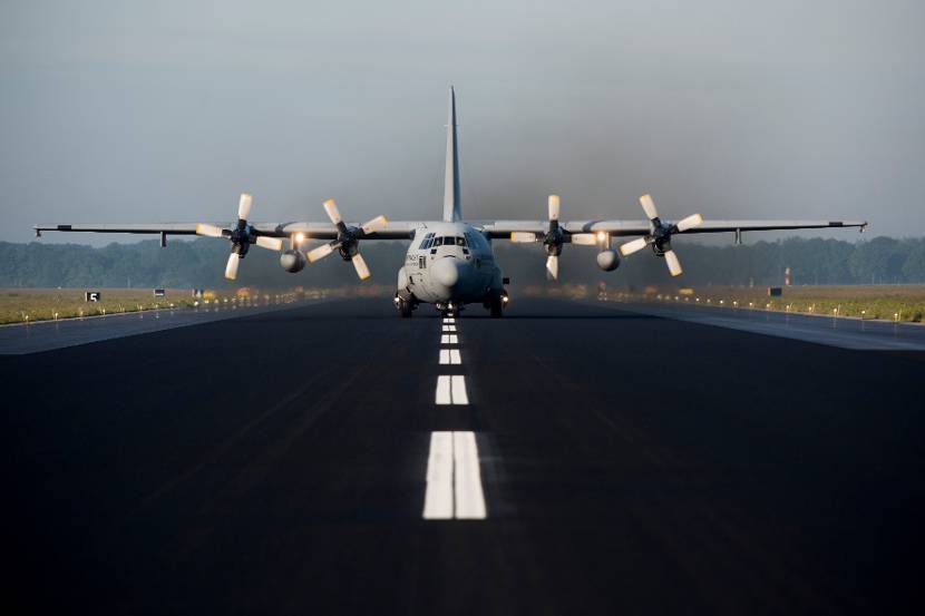 Eindhoven, vliegbasis, eerste landing door C130 Hercules, waterboog door E-ones, 16062016.