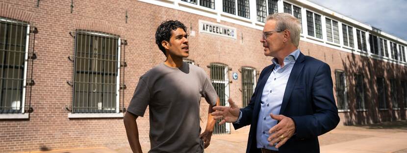 Presentator Maurice Lede in gesprek met Stienus Melis van het Rijksvastgoedbedrijf