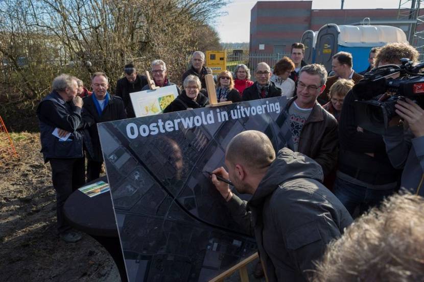 Frode Bolhuis tekent zijn stuk grond in op de kaart, Oosterwold