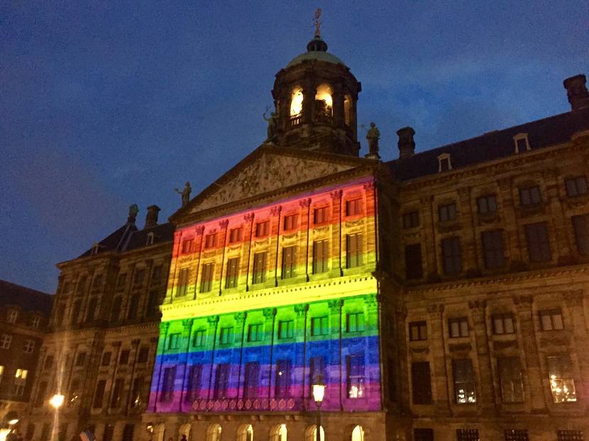 Amsterdam, Koninklijk Paleis op de Dam in regeboogkleuren