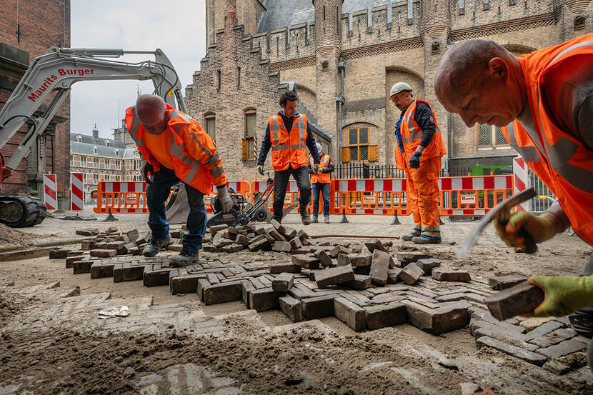 Bouwvakkers onderzoeken op het Binnenhof kabels en leidingen.