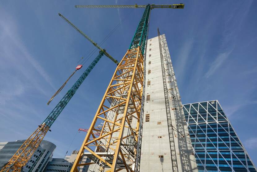 Bouwkranen bij nieuwbouw EMA