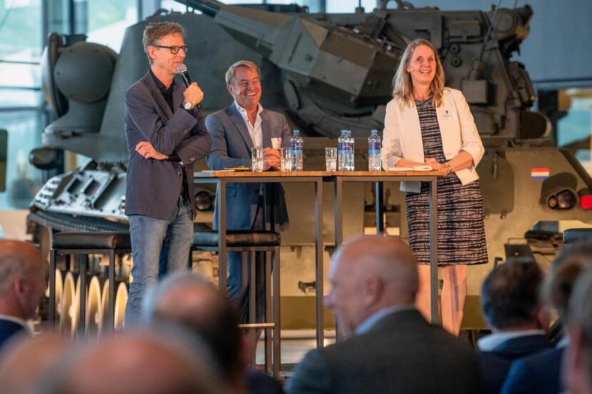 V.l.n.r.: dagvoorzitter Ronnie Overgoor en namens het RVB directeur transacties en projecten Roger Mol  en hoofd inkoop en contractmanagement Annuska Bloemert.