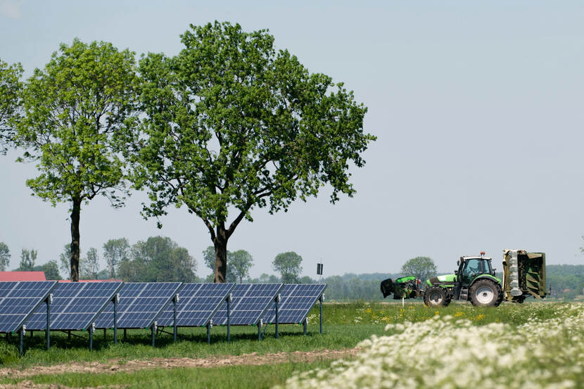 vlnr zonnepanelen, bomen en tractor in Flevoland.
