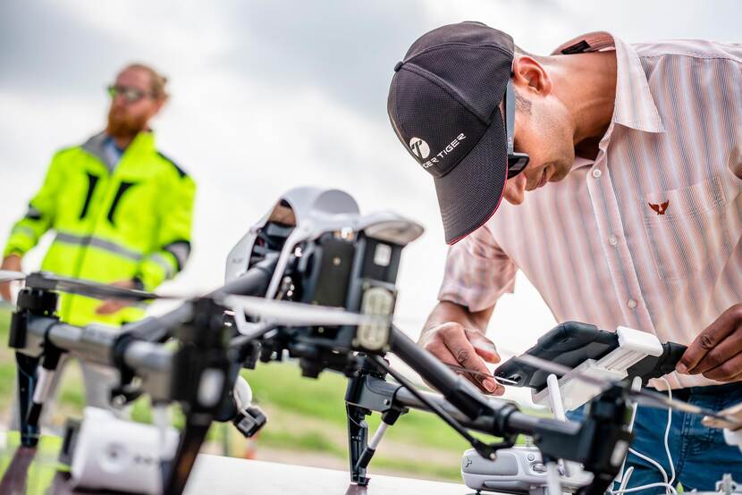 Monteur met drone op voormalig Vliegkamp Valkenburg