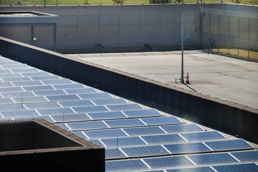 Zonnepanelen het dank van een gevangenis.