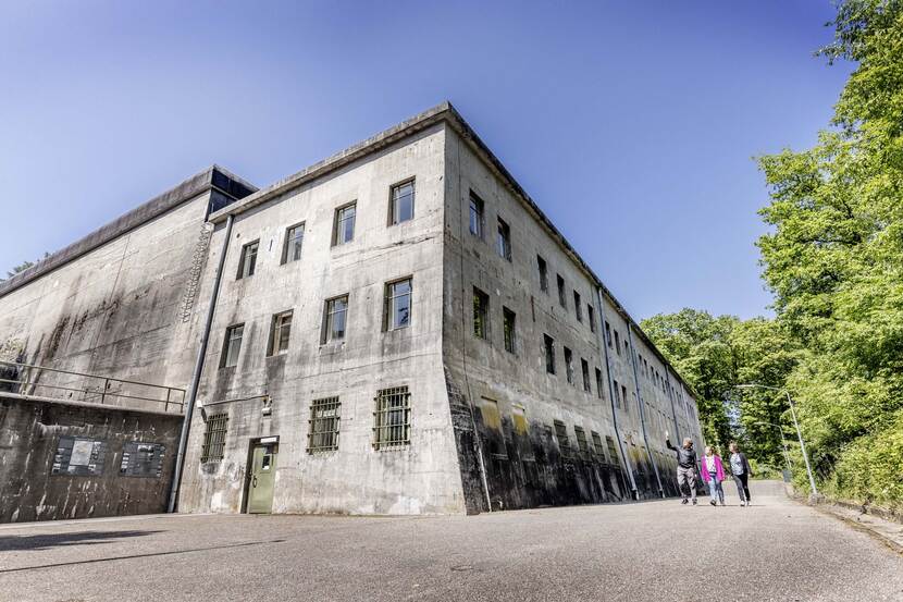 De kolossale Diogenesbunker ligt verhult in de bossen van Schaarsbergen bij Arnhem