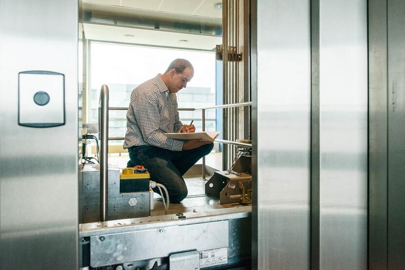Inspecteur transport Ronald Sluimer van het RVB inspecteert een lift.