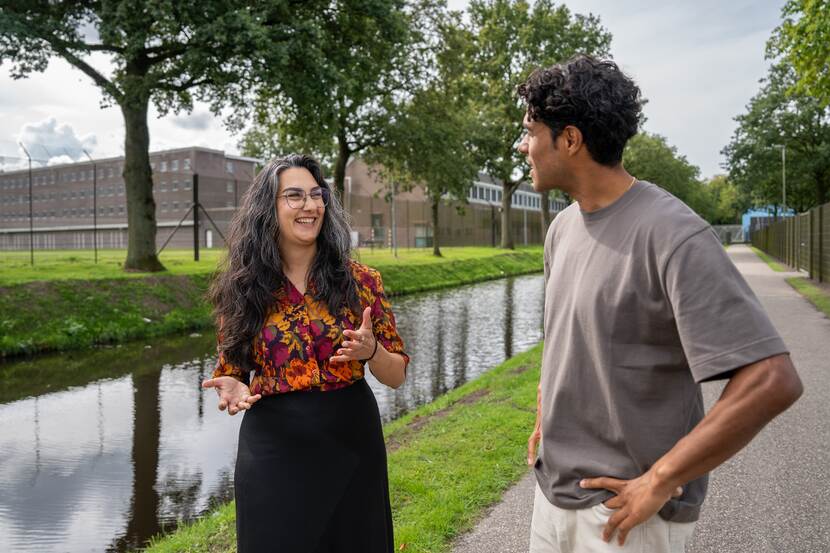 Hoofd sectie duurzaamheid & comfort van het RVB legt aan presentator Maurice Lede uit hoe we kunnen verduurzamen.