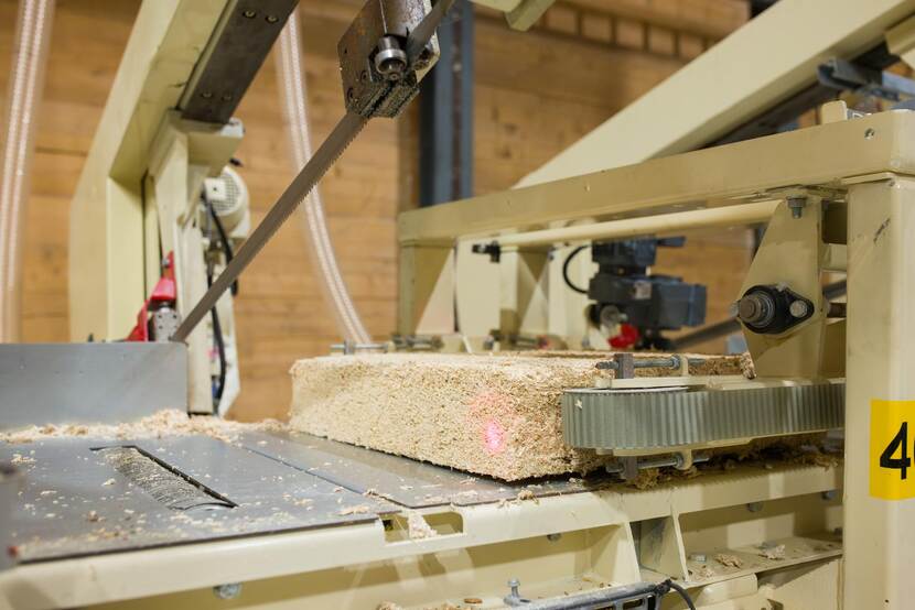 Isolatieplaten van 100% biologisch materiaal in de fabriek in Veenoord