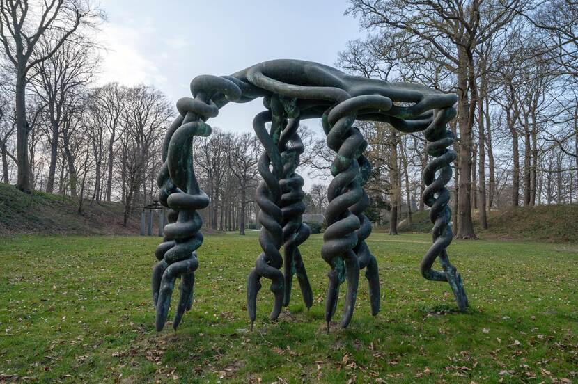 Een van de kunstwerken in de tuin van Kasteel Keukenhof in Lisse is dit sculptuur met '6 poten' van Louise Schouwenberg