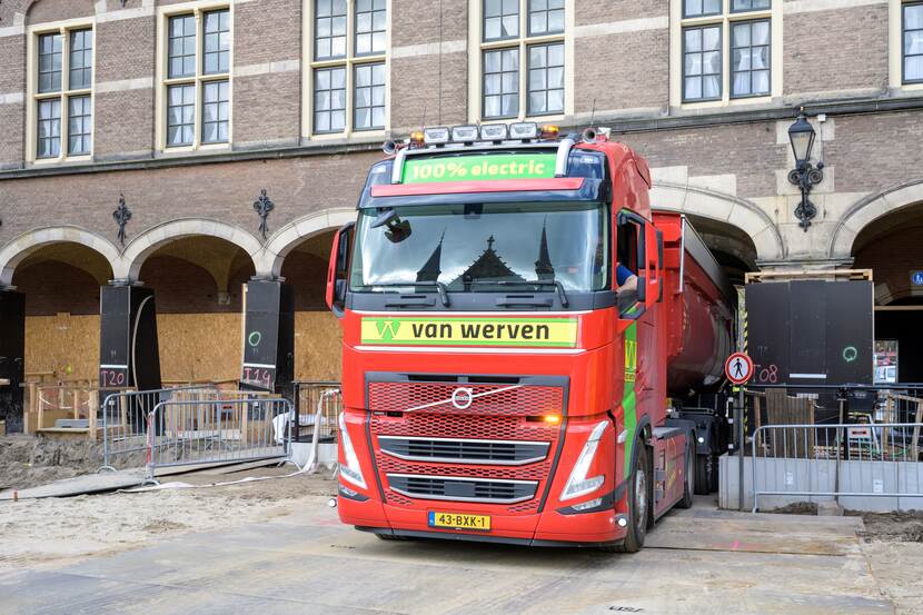 Elektrische vrachtauto door Stadhouderspoort Binnenhof