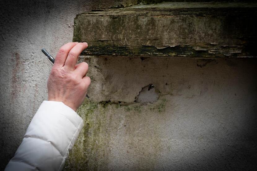 Bouwhistorie en Restauratie HU student observeert voor schadeanalyse bij koetshuis Aardenburg Doorn