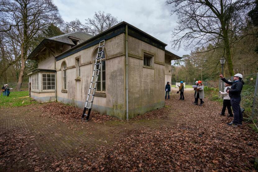 Studenten Bouwhistorie en Restauratie HU onderzoeken koetshuis Aardenburg Doorn voor schadeanalyse