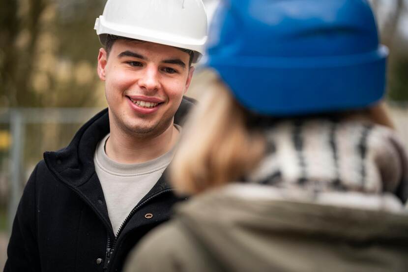 Bouwhistorie en Restauratie HU student Mark Schutrups vertelt bij koetshuis Aardenburg Doorn over schadeanalyse