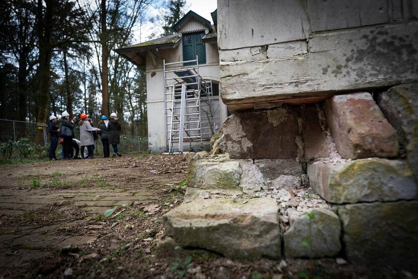 Studenten Bouwhistorie en Restauratie HU onderzoeken koetshuis Aardenburg Doorn voor schadeanalyse