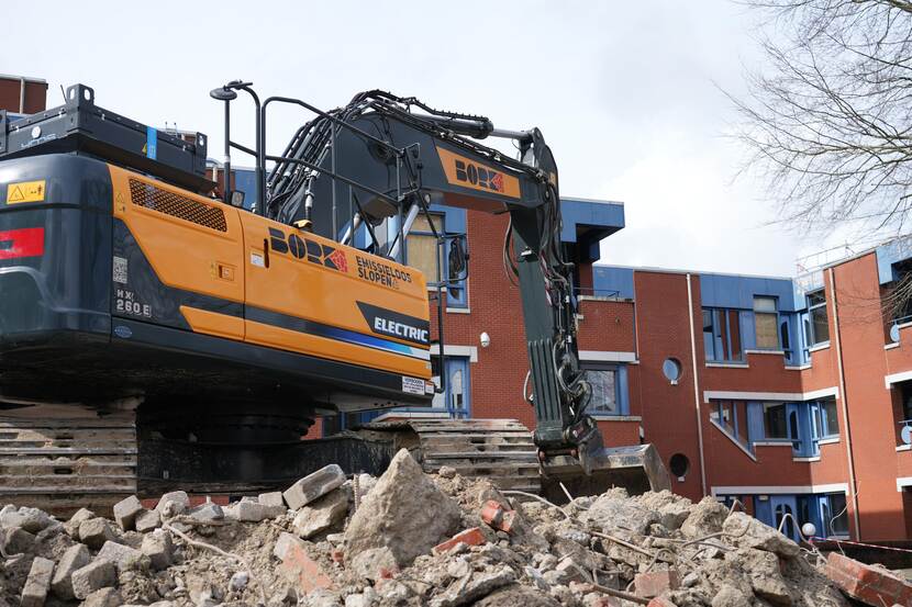 Graafmachine met tekst 'emissieloos slopen'