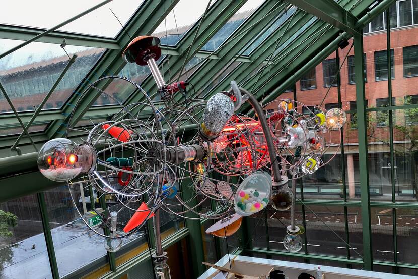 Particles van de Italiaanse kunstenaar Enrico Tommaso De Paris in de hal van de Bezuidenhoutseweg 73 in Den Haag