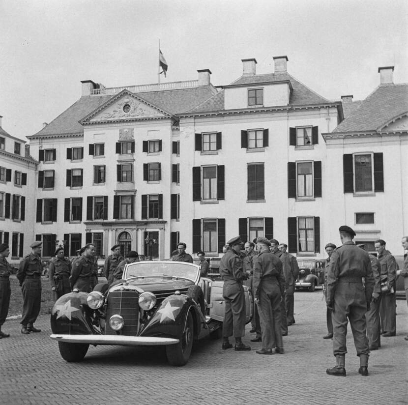 Prins Bernhard voor Paleis het Loo 5 mei 1945. Voorbereidingen tot de capitulatie in Wageningen