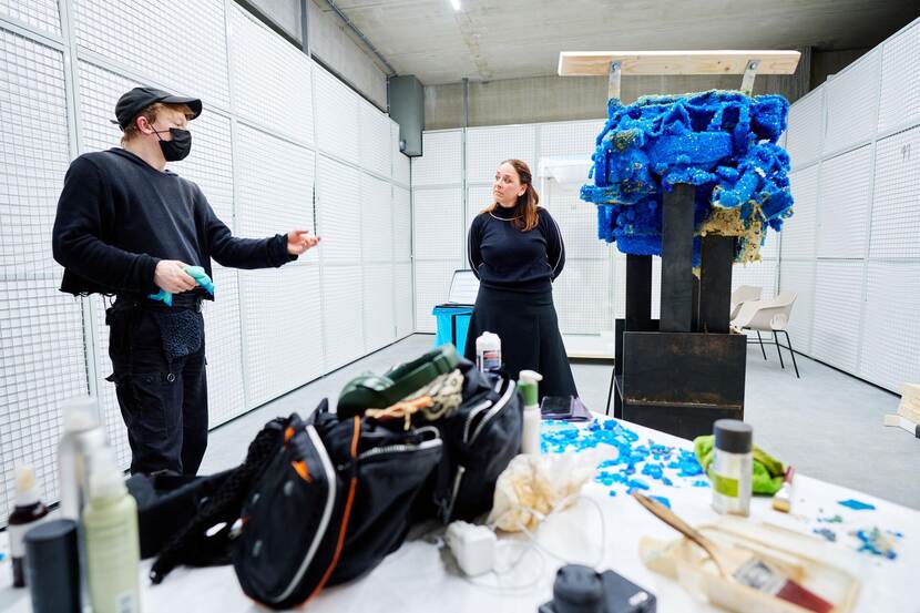 Kunstenaar Roger Hiorns en kunstadviseur Janneke Maiburg bij schoonmaak kunstwerk Untitled