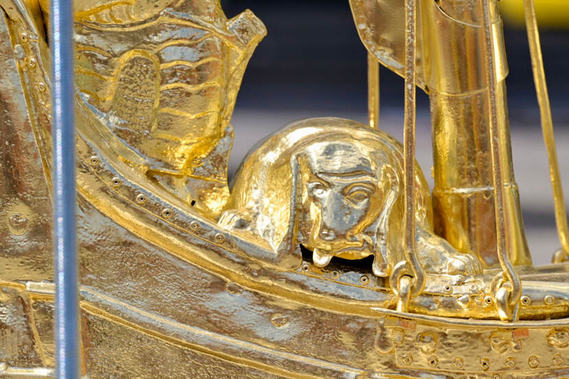 Detail van de gouden windvaan van het Paleis op de Dam