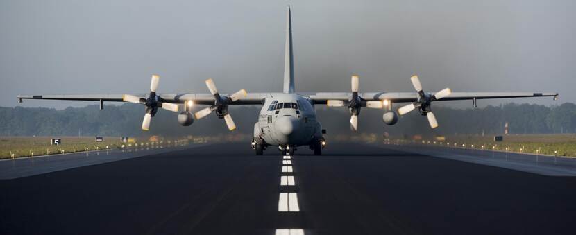 Vliegtuig landt op Eindhoven Vliegbasis