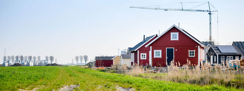 Weide met bouwlocatie op de achtergrond.