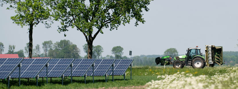 vlnr Zonnepanelen, bomen tractor in Flevoland.