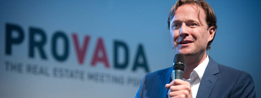Thijs Poelman tijdens een presentatie op de vastgoedbeurs Provada.