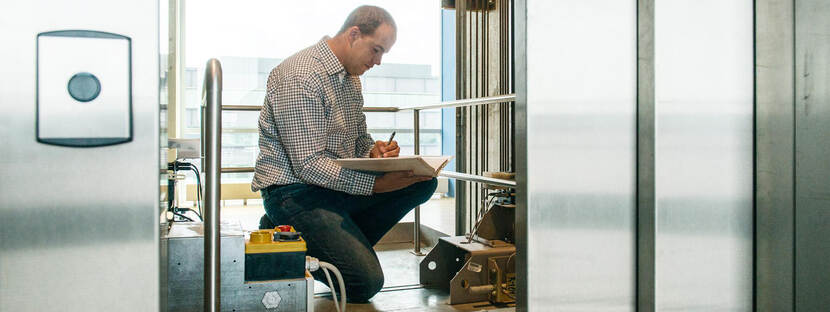 Inspecteur transport Ronald Sluimer van het RVB inspecteert een lift.
