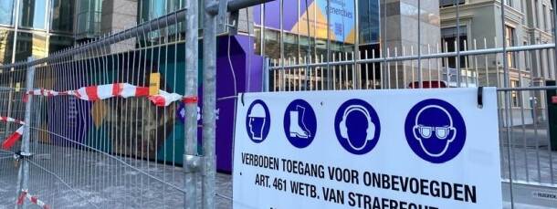 Gaashekken op het plein bij de Tweede Kamer