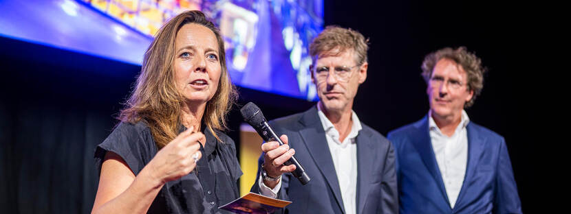 Majorie Jans sprekend op het podium RVB Marktmiddag, foto: RVB/Frans van Beek