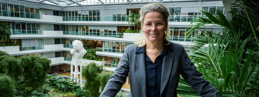 Annemarieke Leendertz op het kantoor Korte Voorhout 7 in Den Haag
