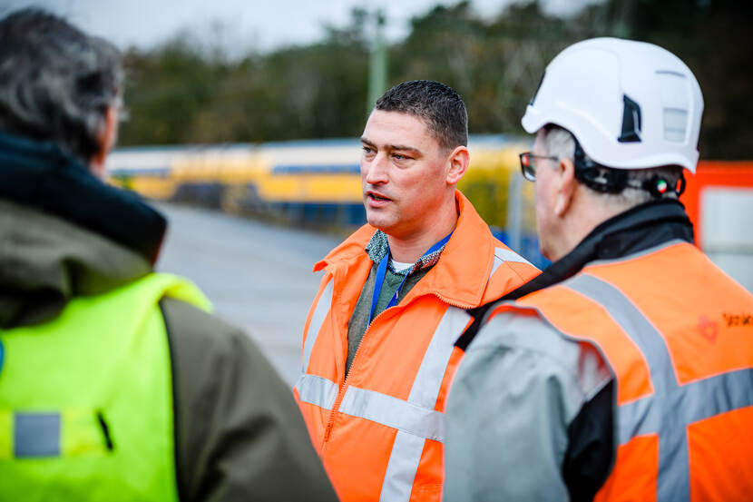 Op de voet, werk aan het spoor