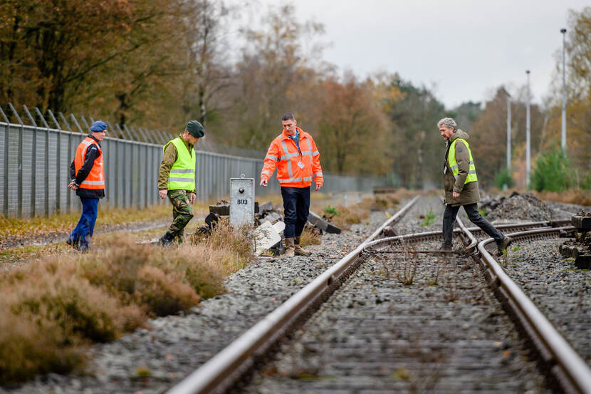 Op de voet, werk aan het spoor